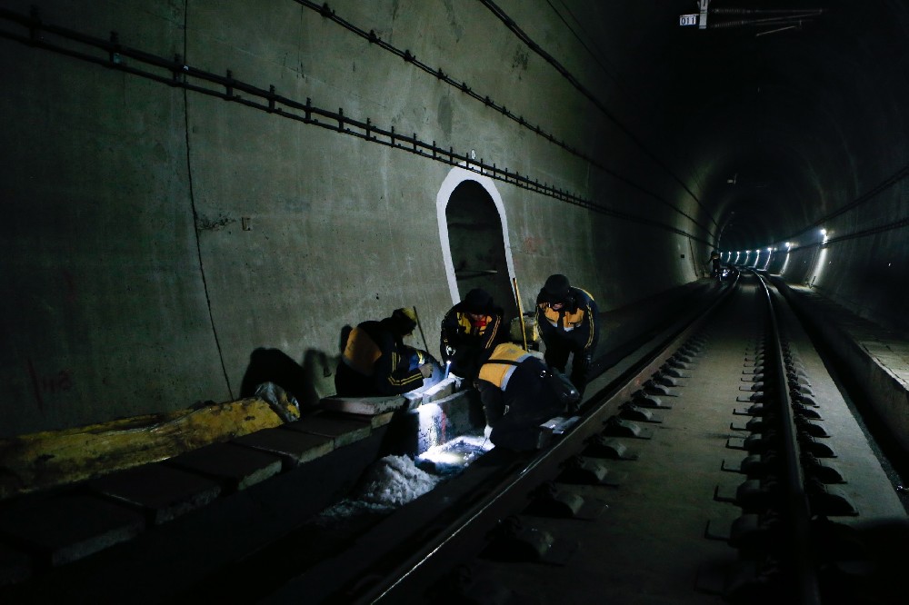 建昌铁路运营隧道病害现状